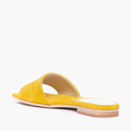 Ciabatta flat Gagliotta in camoscio giallo, design minimal, tacco basso 2 cm.