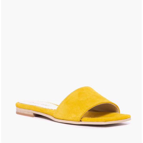 Ciabatta flat Gagliotta in camoscio giallo, design minimal, tacco basso 2 cm.