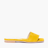 Ciabatta flat Gagliotta in camoscio giallo, design minimal, tacco basso 2 cm.