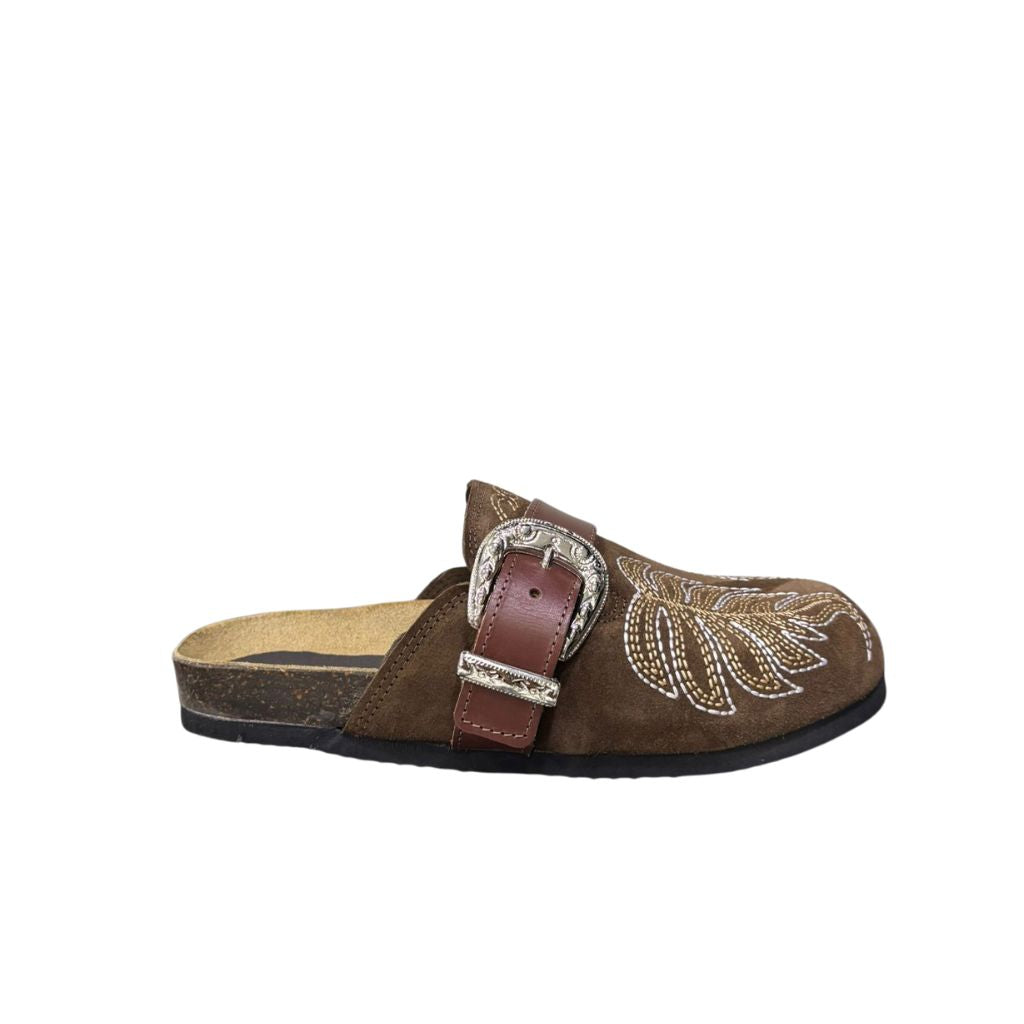 Mule Gagliotta GC in camoscio marrone, ricamo botanico, fascia pelle e maxi fibbia western, suola sughero 3 cm.