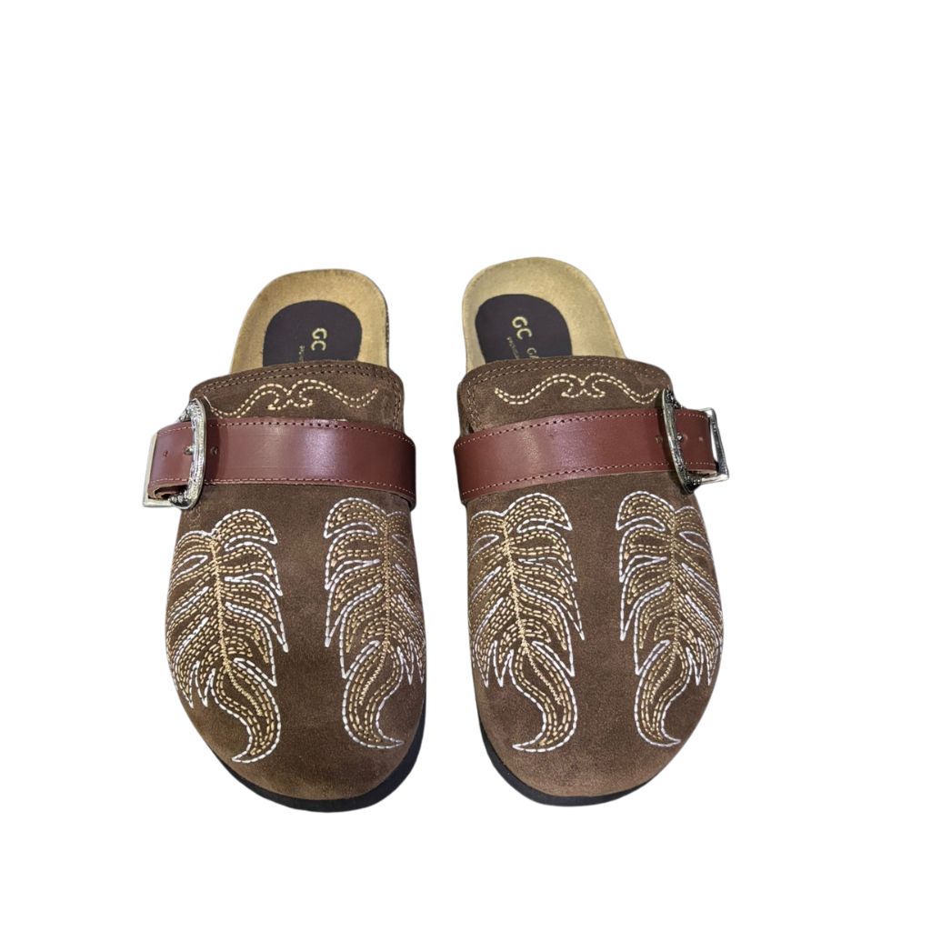 Mule Gagliotta GC in camoscio marrone, ricamo botanico, fascia pelle e maxi fibbia western, suola sughero 3 cm.