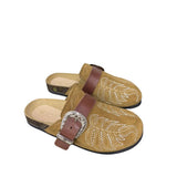 Mule Gagliotta in camoscio cuoio, ricamo botanico, fascia pelle e maxi fibbia western, suola sughero 3 cm.