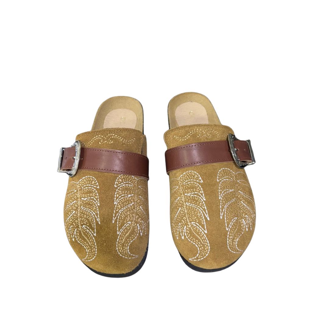 Mule Gagliotta in camoscio cuoio, ricamo botanico, fascia pelle e maxi fibbia western, suola sughero 3 cm.