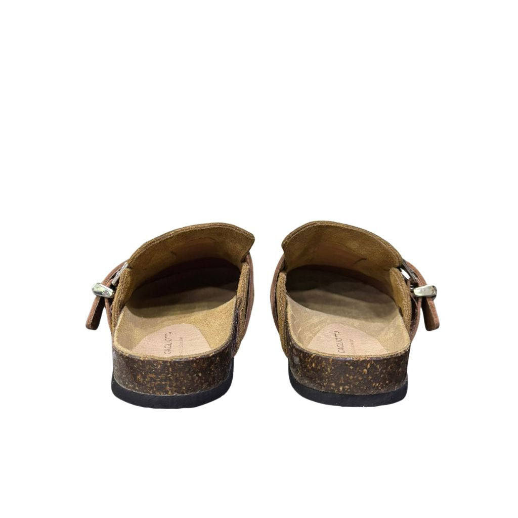 Mule Gagliotta in camoscio cuoio, ricamo botanico, fascia pelle e maxi fibbia western, suola sughero 3 cm.