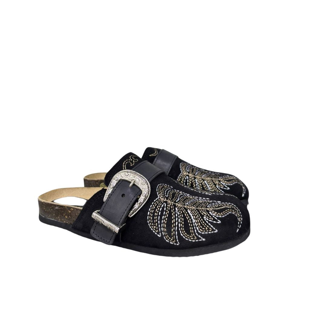 Mule Gagliotta in camoscio nero, ricamo botanico dorato, fascia pelle e maxi fibbia western, suola sughero 3 cm.