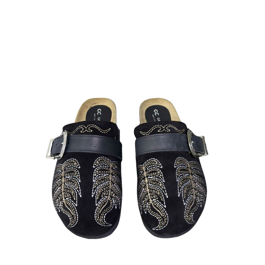 Mule Gagliotta in camoscio nero, ricamo botanico dorato, fascia pelle e maxi fibbia western, suola sughero 3 cm.