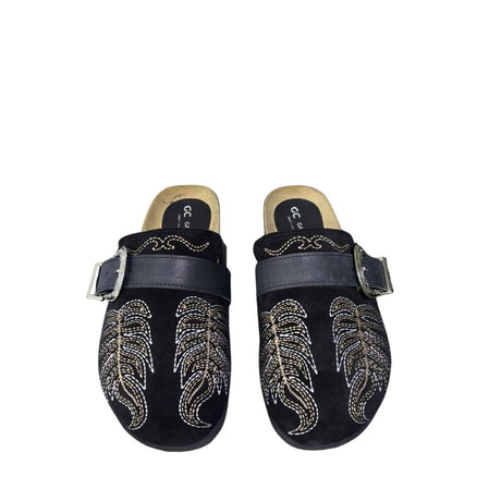 Mule Gagliotta in camoscio nero, ricamo botanico dorato, fascia pelle e maxi fibbia western, suola sughero 3 cm.