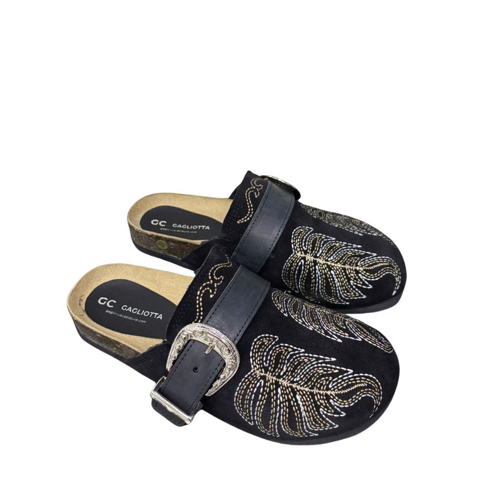 Mule Gagliotta in camoscio nero, ricamo botanico dorato, fascia pelle e maxi fibbia western, suola sughero 3 cm.