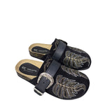 Mule Gagliotta in camoscio nero, ricamo botanico dorato, fascia pelle e maxi fibbia western, suola sughero 3 cm.