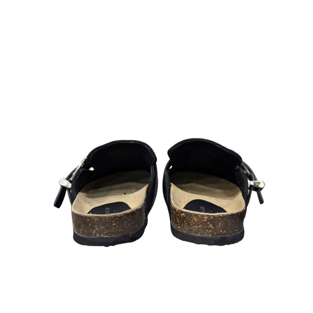 Mule Gagliotta in camoscio nero, ricamo botanico dorato, fascia pelle e maxi fibbia western, suola sughero 3 cm.