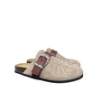 Mule Gagliotta in camoscio taupe, ricamo botanico, fascia pelle e maxi fibbia western, suola sughero 3 cm.