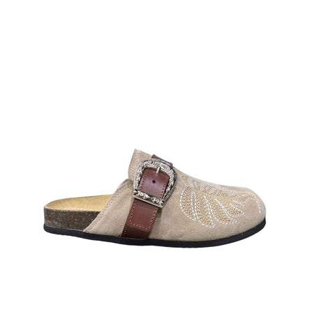 Mule Gagliotta in camoscio taupe, ricamo botanico, fascia pelle e maxi fibbia western, suola sughero 3 cm.