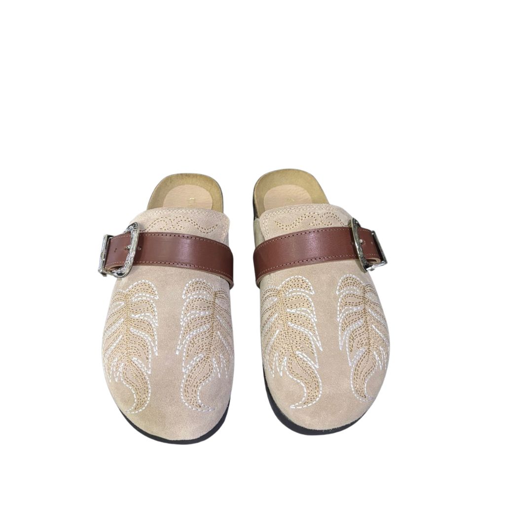 Mule Gagliotta in camoscio taupe, ricamo botanico, fascia pelle e maxi fibbia western, suola sughero 3 cm.