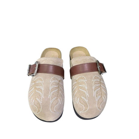 Mule Gagliotta in camoscio taupe, ricamo botanico, fascia pelle e maxi fibbia western, suola sughero 3 cm.