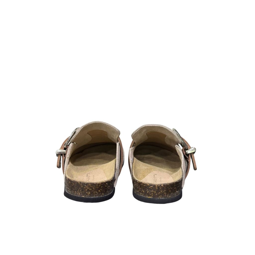 Mule Gagliotta in camoscio taupe, ricamo botanico, fascia pelle e maxi fibbia western, suola sughero 3 cm.