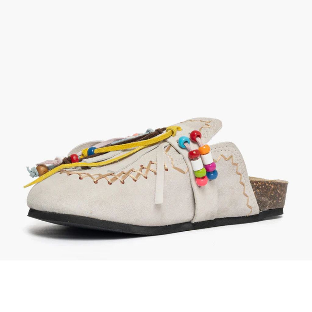Mule Gagliotta in camoscio ghiaccio con frange, perline multicolor e laccetti colorati, suola sughero 4 cm.