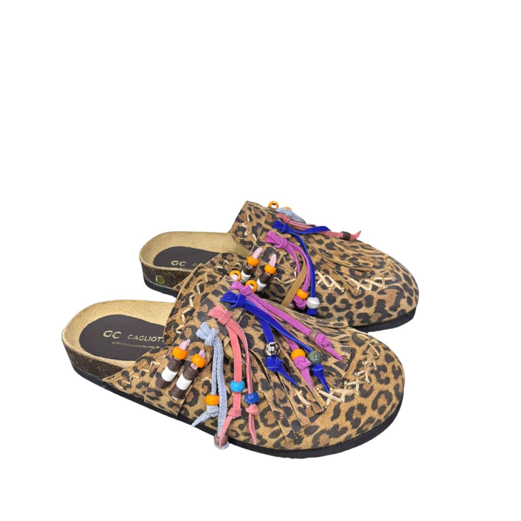 Ciabatta chiusa a sabot Gagliotta con tomaia leopardata, dettagli di frange, laccetti e perline colorate, e suola comfort alta 4 cm.