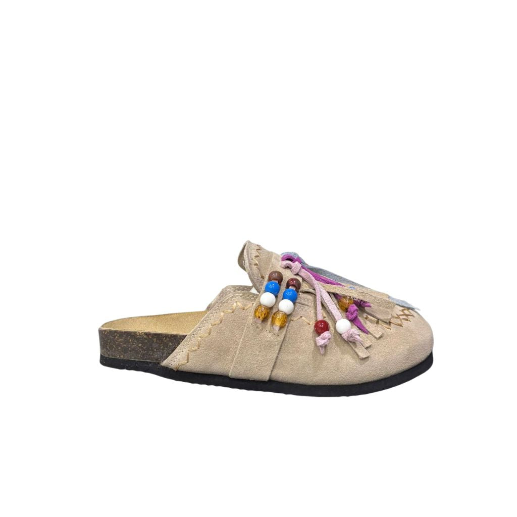 Ciabatta piatta Gagliotta in camoscio color taupe con fascia ricoperta da frange annodate e una confortevole suola alta 4 cm.