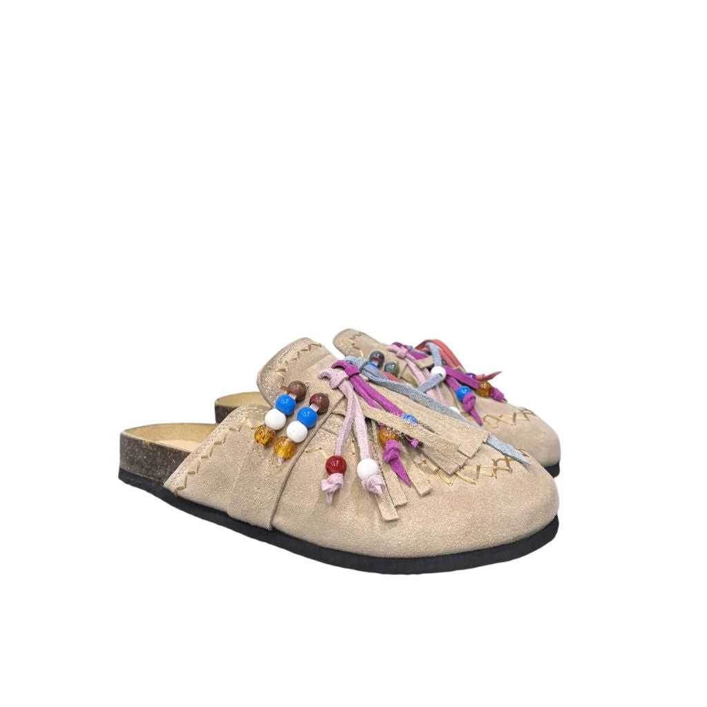 Ciabatta piatta Gagliotta in camoscio color taupe con fascia ricoperta da frange annodate e una confortevole suola alta 4 cm.