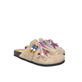 Ciabatta piatta Gagliotta in camoscio color taupe con fascia ricoperta da frange annodate e una confortevole suola alta 4 cm.
