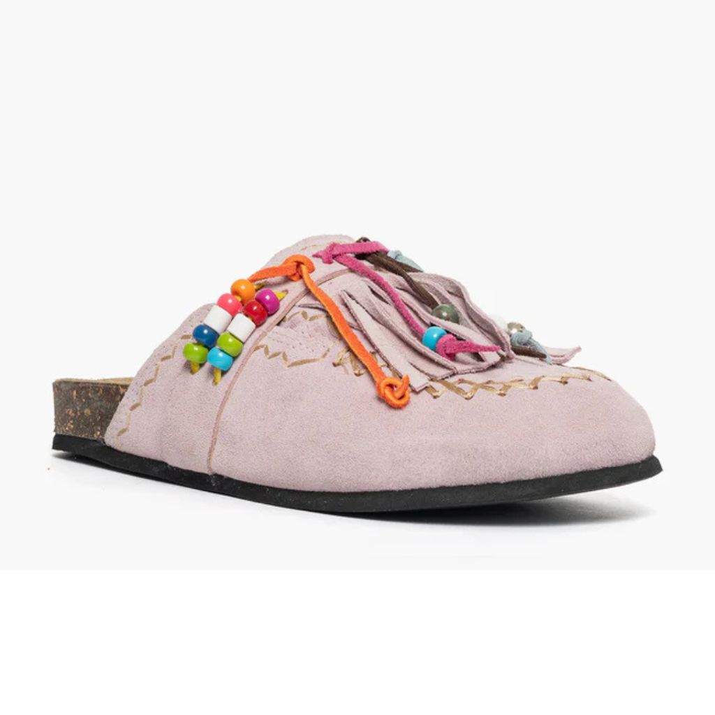 Mule Gagliotta in camoscio rosa con frange, perline multicolor e laccetti colorati, suola sughero 4 cm.