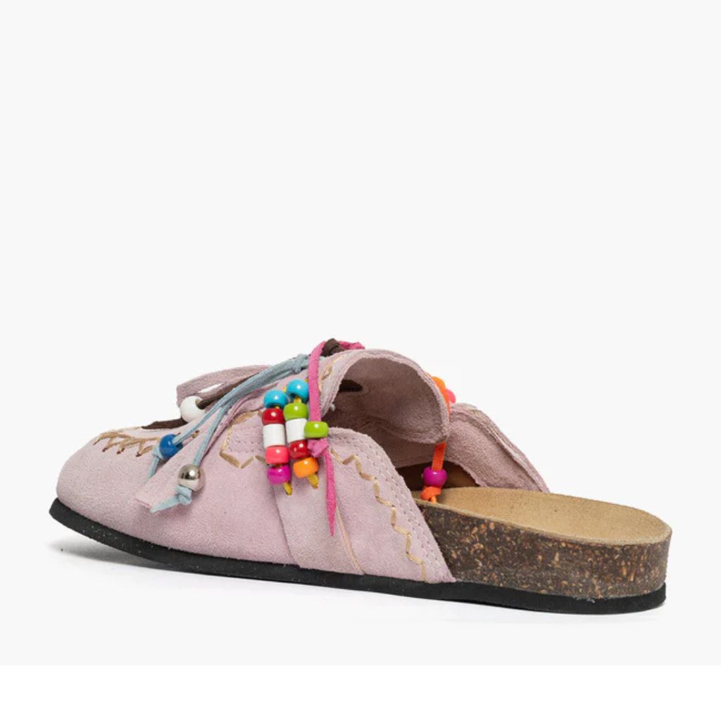 Mule Gagliotta in camoscio rosa con frange, perline multicolor e laccetti colorati, suola sughero 4 cm.