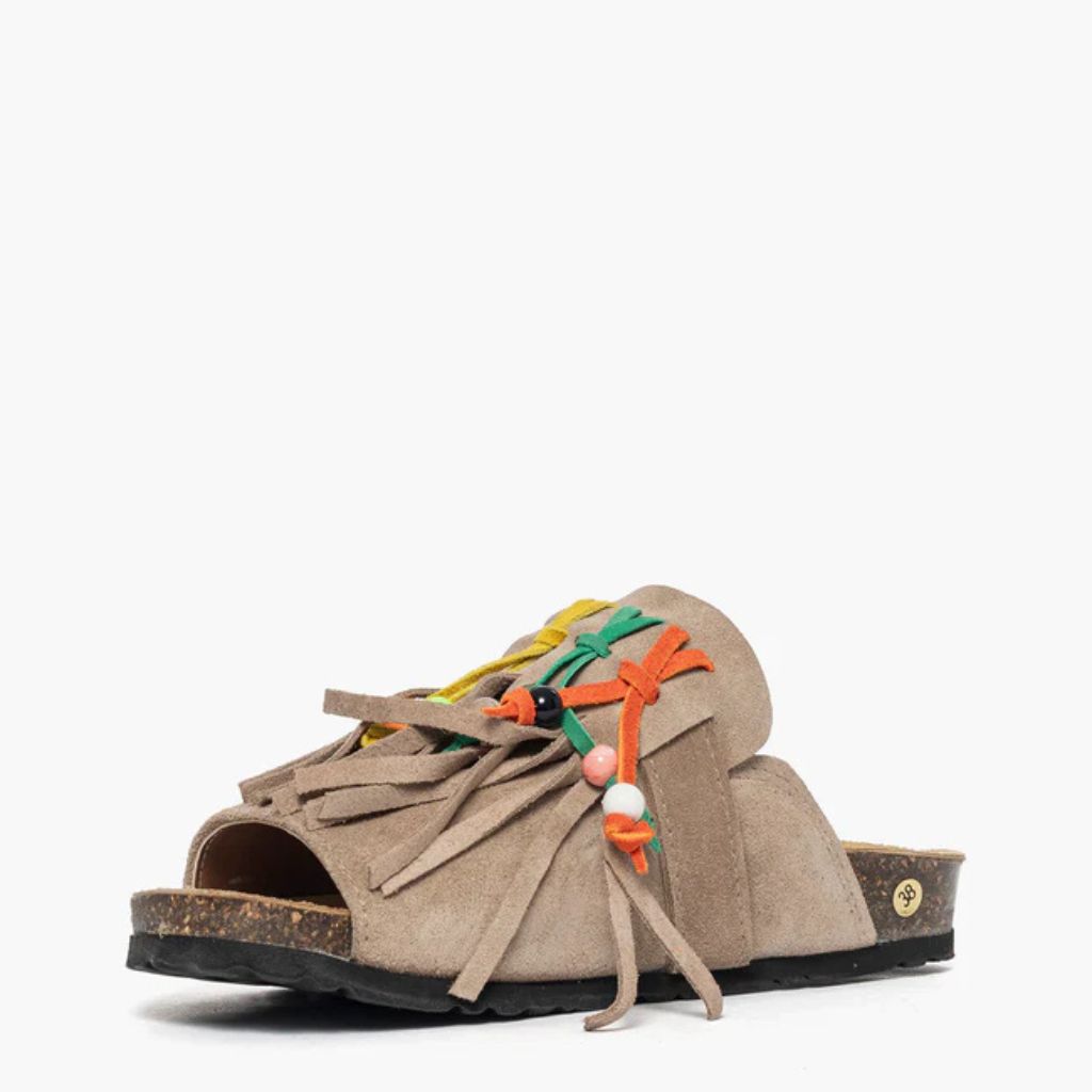 Sandalo open toe Gagliotta in camoscio taupe, maxi fibbia western e frange multicolor, suola sughero 4 cm.