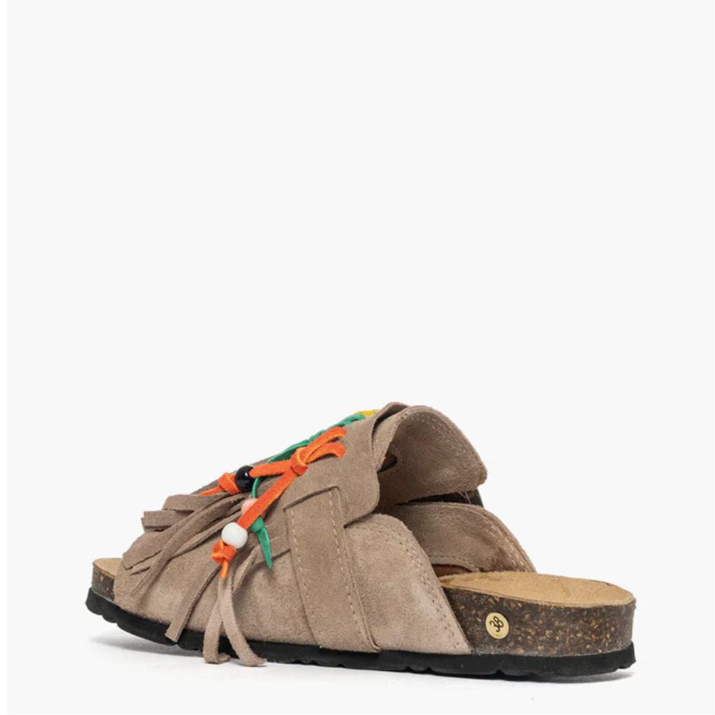 Sandalo open toe Gagliotta in camoscio taupe, maxi fibbia western e frange multicolor, suola sughero 4 cm.