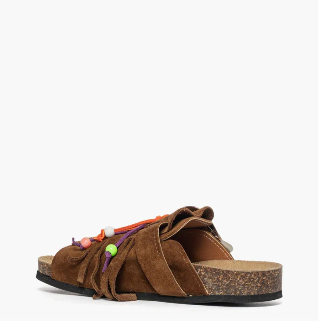 Sandalo open toe Gagliotta in camoscio cuoio, maxi fibbia western e frange con perline colorate, suola sughero 4 cm.