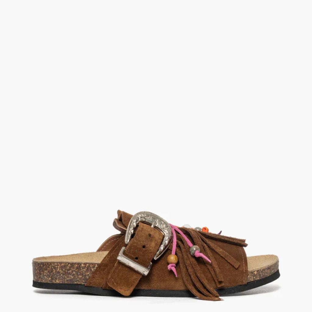 Sandalo open toe Gagliotta in camoscio cuoio, maxi fibbia western e frange con perline colorate, suola sughero 4 cm.