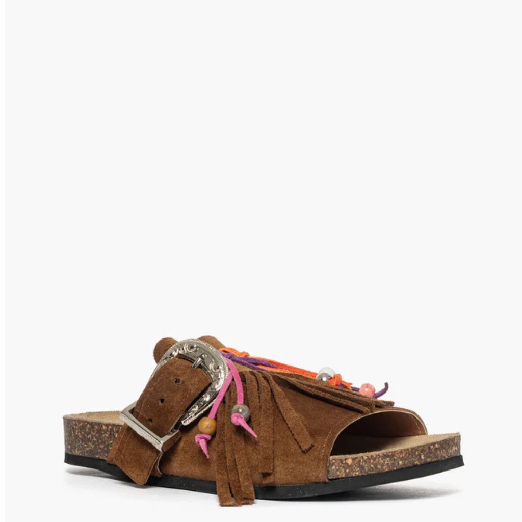Sandalo open toe Gagliotta in camoscio cuoio, maxi fibbia western e frange con perline colorate, suola sughero 4 cm.