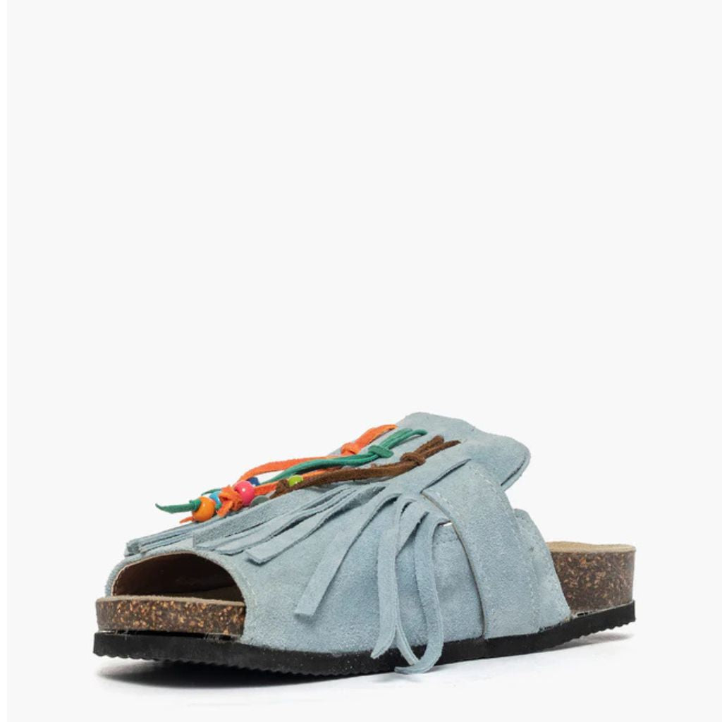 Sandalo open toe Gagliotta in camoscio celeste, maxi fibbia western e frange con perline colorate, suola sughero 4 cm.