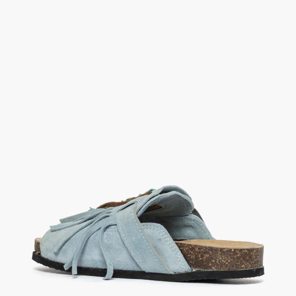 Sandalo open toe Gagliotta in camoscio celeste, maxi fibbia western e frange con perline colorate, suola sughero 4 cm.