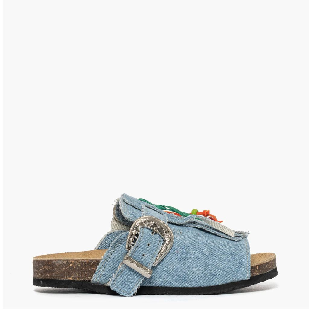Sandalo open toe Gagliotta in denim chiaro, maxi fibbia western e frange con perline colorate, suola sughero 4 cm.