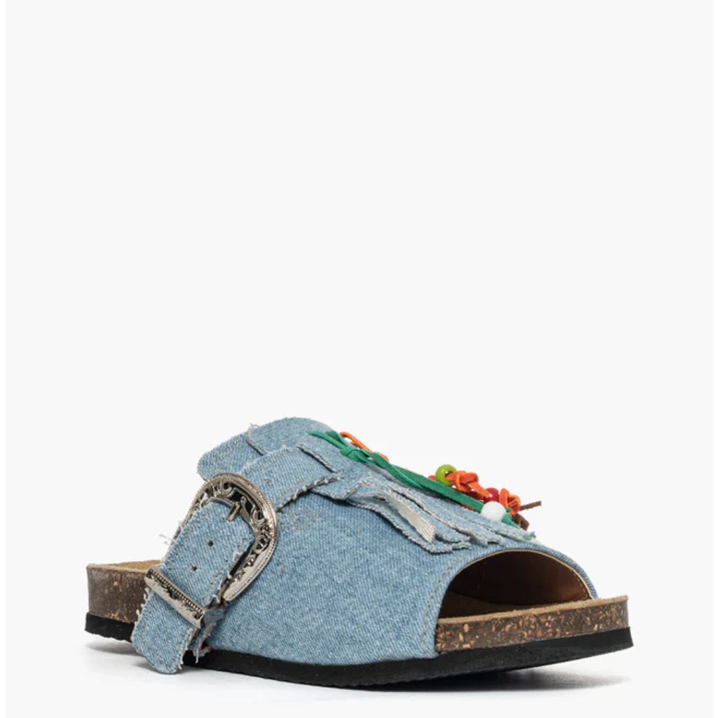 Sandalo open toe Gagliotta in denim chiaro, maxi fibbia western e frange con perline colorate, suola sughero 4 cm.
