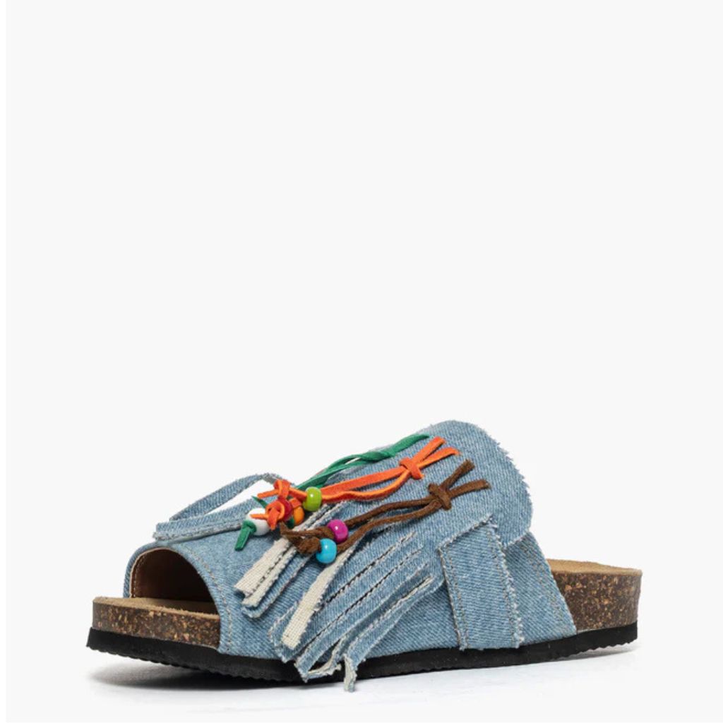 Sandalo open toe Gagliotta in denim chiaro, maxi fibbia western e frange con perline colorate, suola sughero 4 cm.