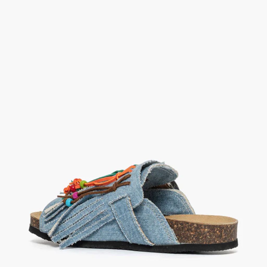 Sandalo open toe Gagliotta in denim chiaro, maxi fibbia western e frange con perline colorate, suola sughero 4 cm.