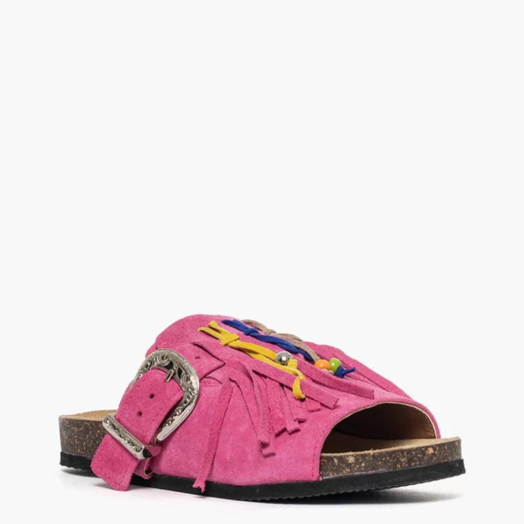 Sandalo open toe Gagliotta in camoscio fucsia, maxi fibbia western e frange con perline colorate, suola sughero 4 cm.