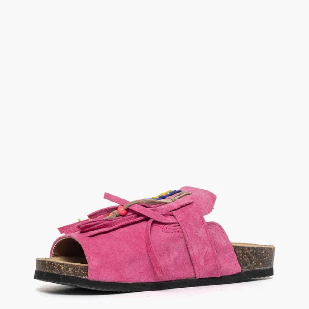 Sandalo open toe Gagliotta in camoscio fucsia, maxi fibbia western e frange con perline colorate, suola sughero 4 cm.