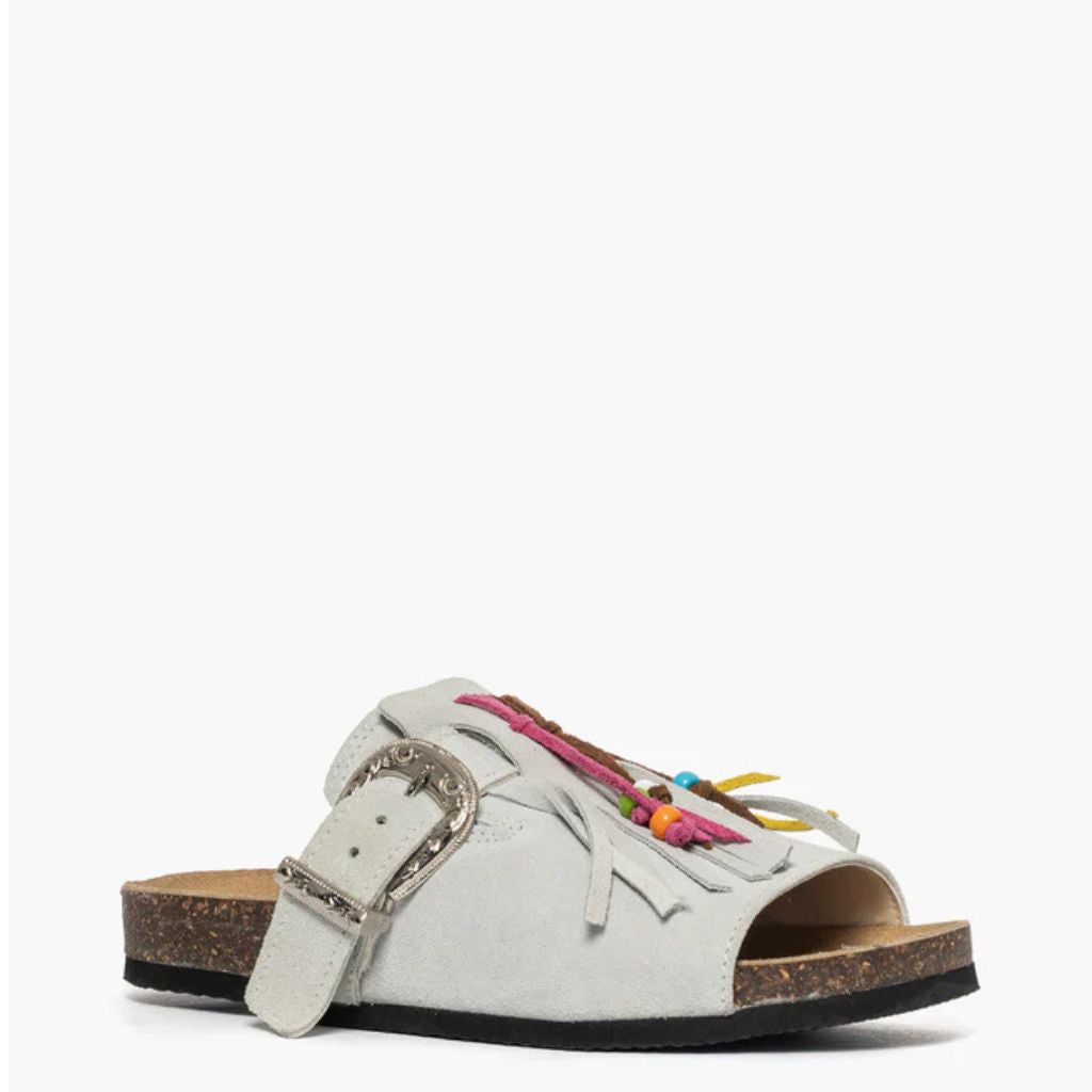 Sandalo open toe Gagliotta in camoscio ghiaccio, maxi fibbia western e frange con perline colorate, suola sughero 4 cm.
