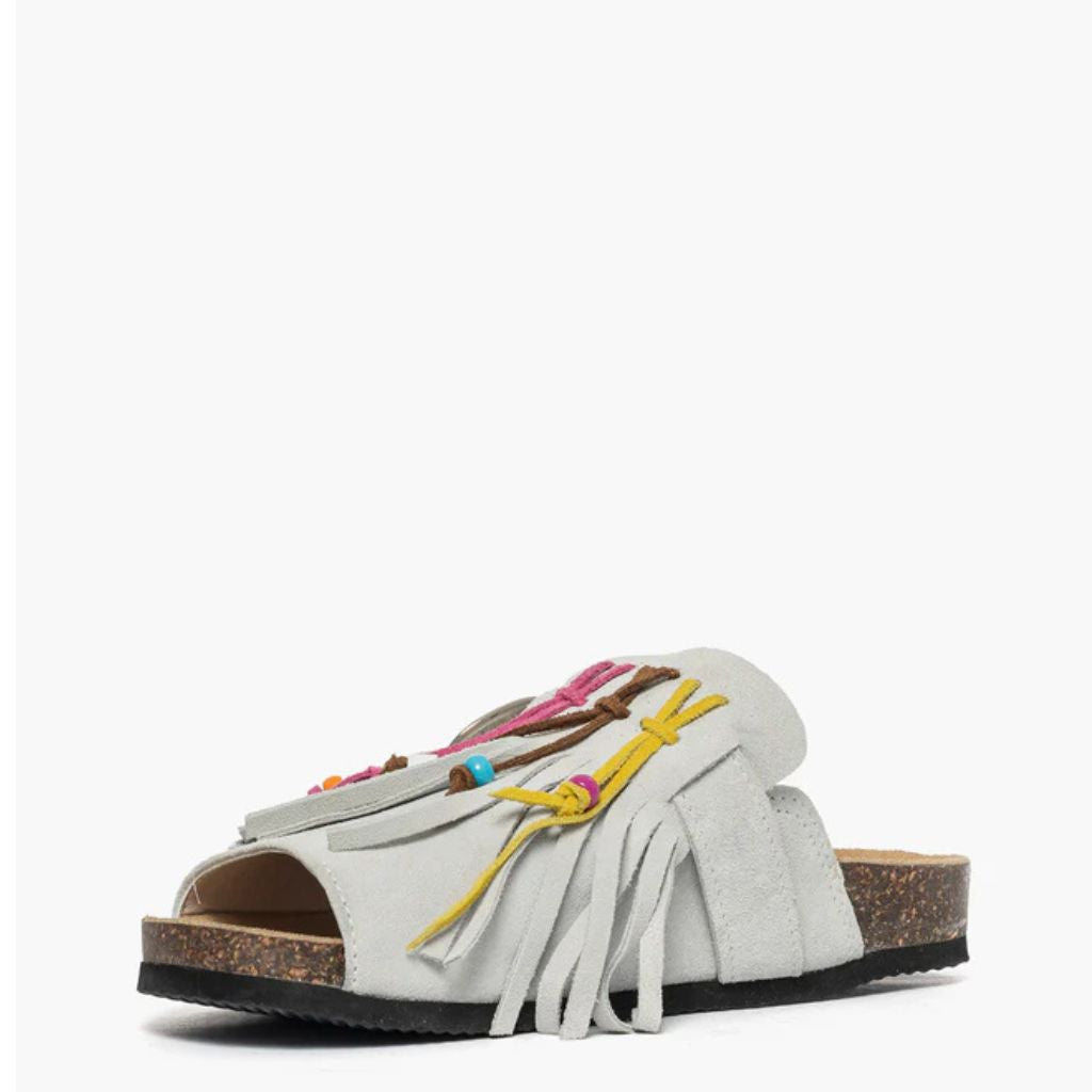 Sandalo open toe Gagliotta in camoscio ghiaccio, maxi fibbia western e frange con perline colorate, suola sughero 4 cm.