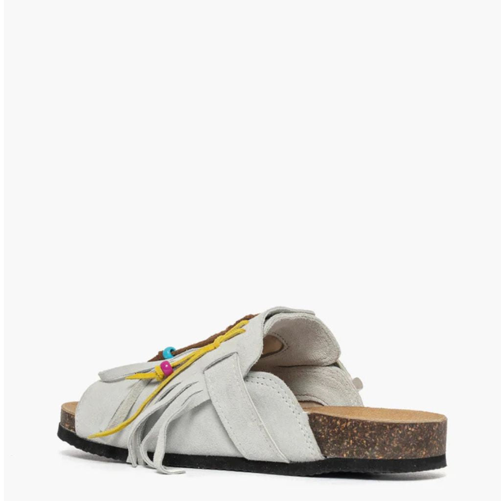 Sandalo open toe Gagliotta in camoscio ghiaccio, maxi fibbia western e frange con perline colorate, suola sughero 4 cm.