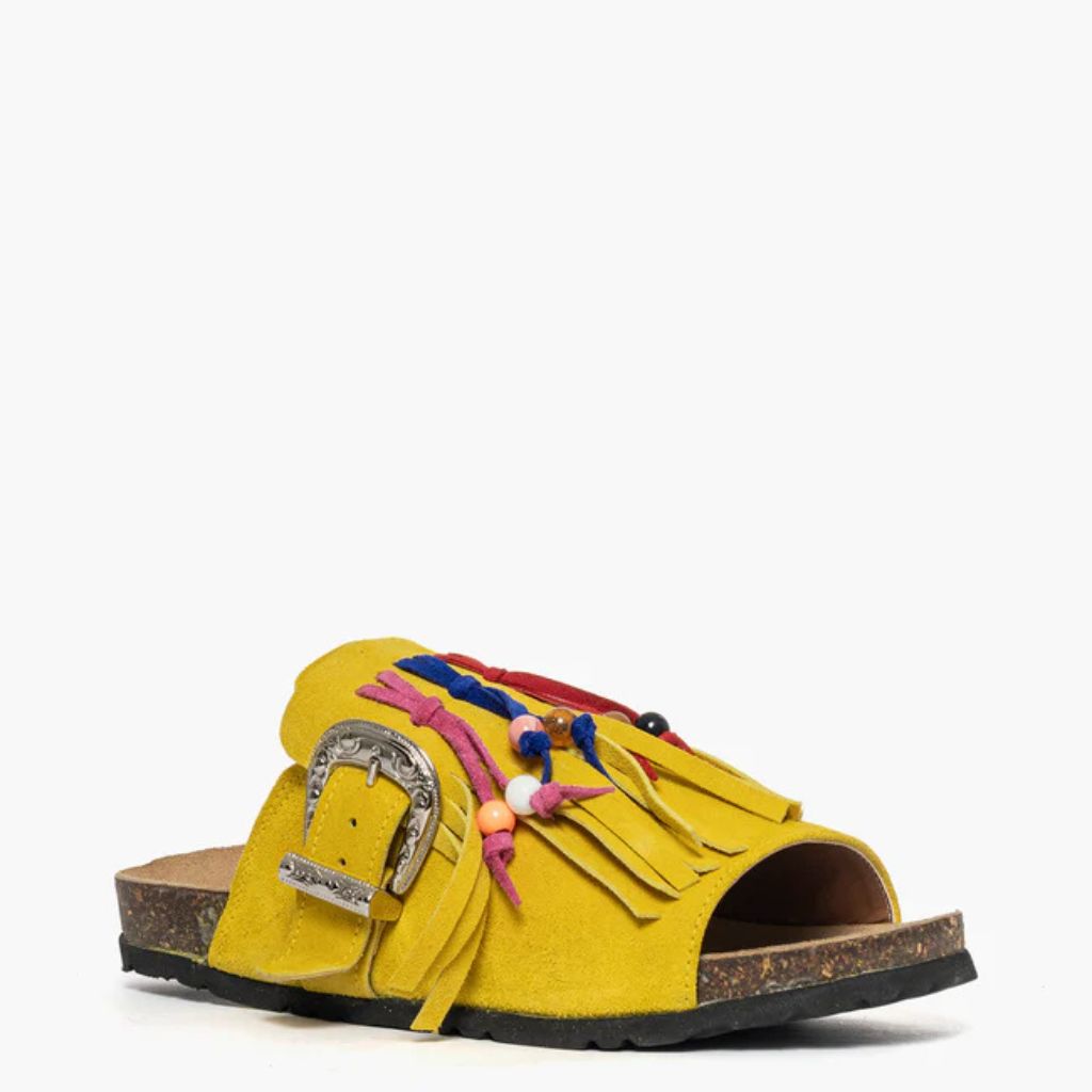Sandalo open toe Gagliotta in camoscio giallo, maxi fibbia western e frange con perline colorate, suola sughero 4 cm.