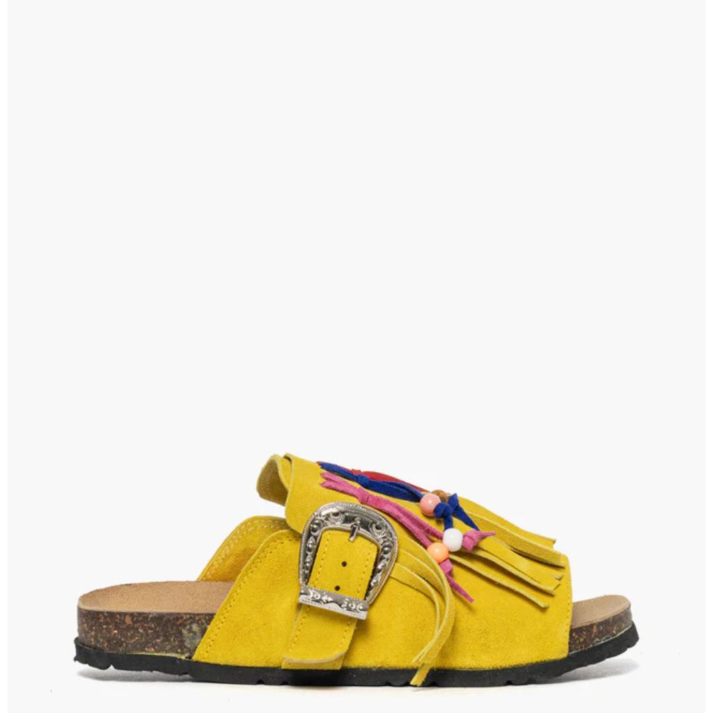 Sandalo open toe Gagliotta in camoscio giallo, maxi fibbia western e frange con perline colorate, suola sughero 4 cm.