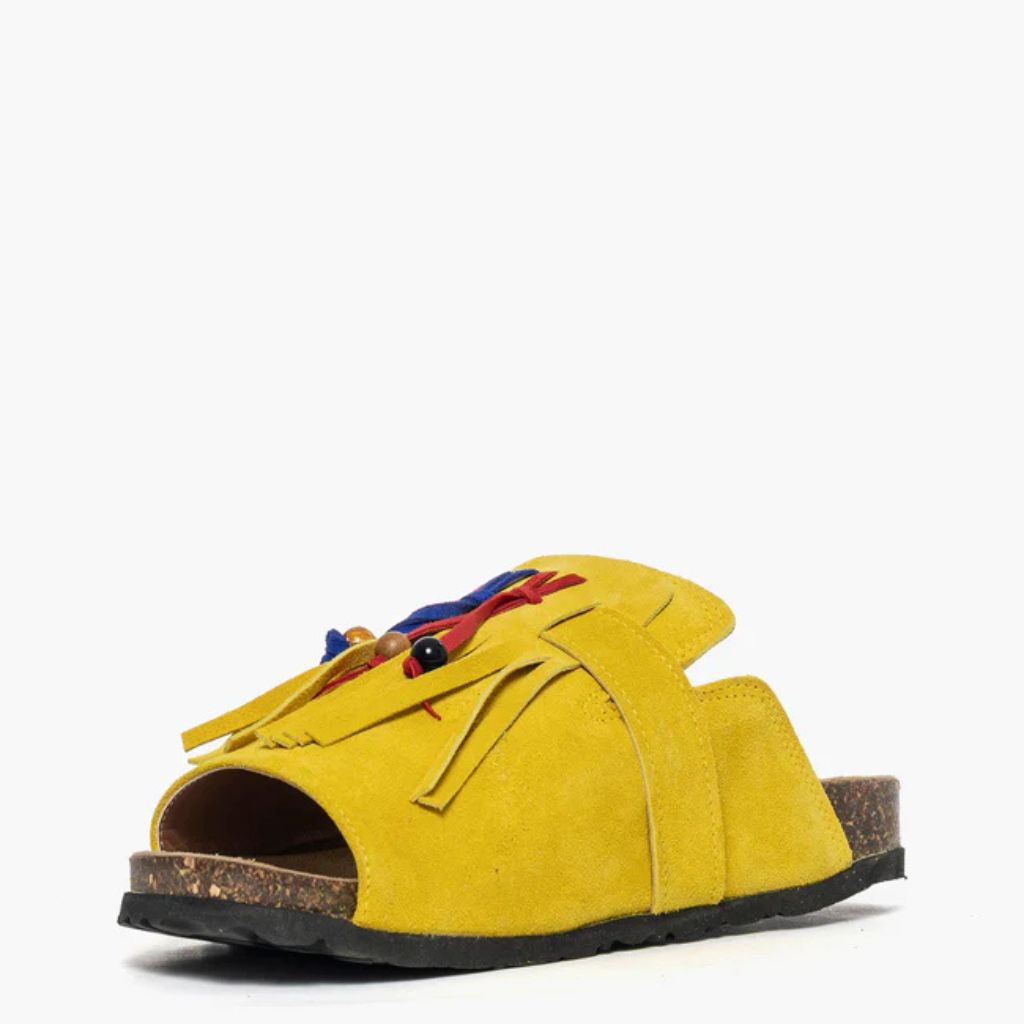 Sandalo open toe Gagliotta in camoscio giallo, maxi fibbia western e frange con perline colorate, suola sughero 4 cm.
