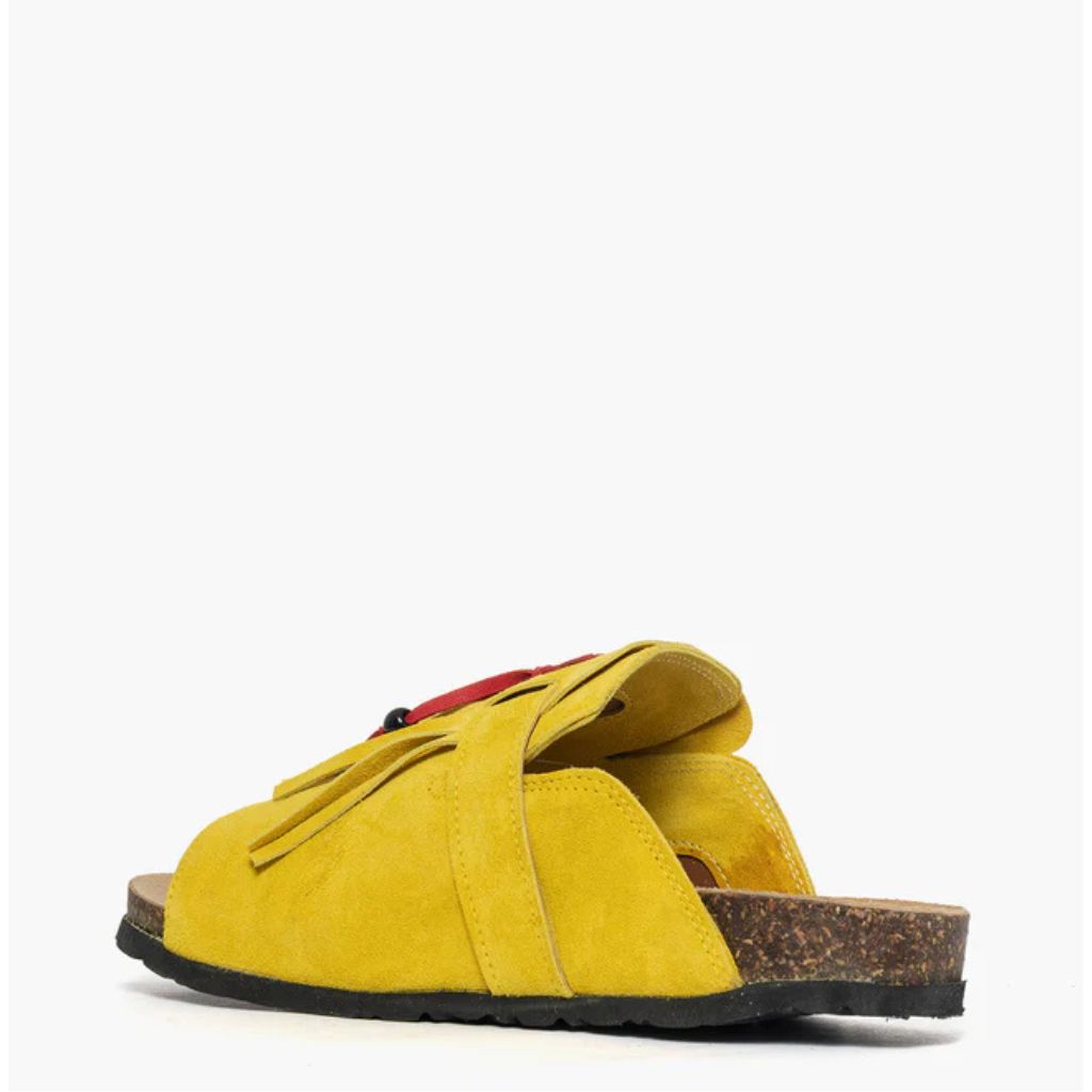 Sandalo open toe Gagliotta in camoscio giallo, maxi fibbia western e frange con perline colorate, suola sughero 4 cm.