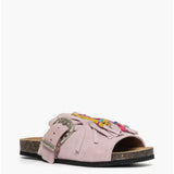 Sandalo open toe Gagliotta in camoscio rosa, maxi fibbia western e frange con perline colorate, suola sughero 4 cm.