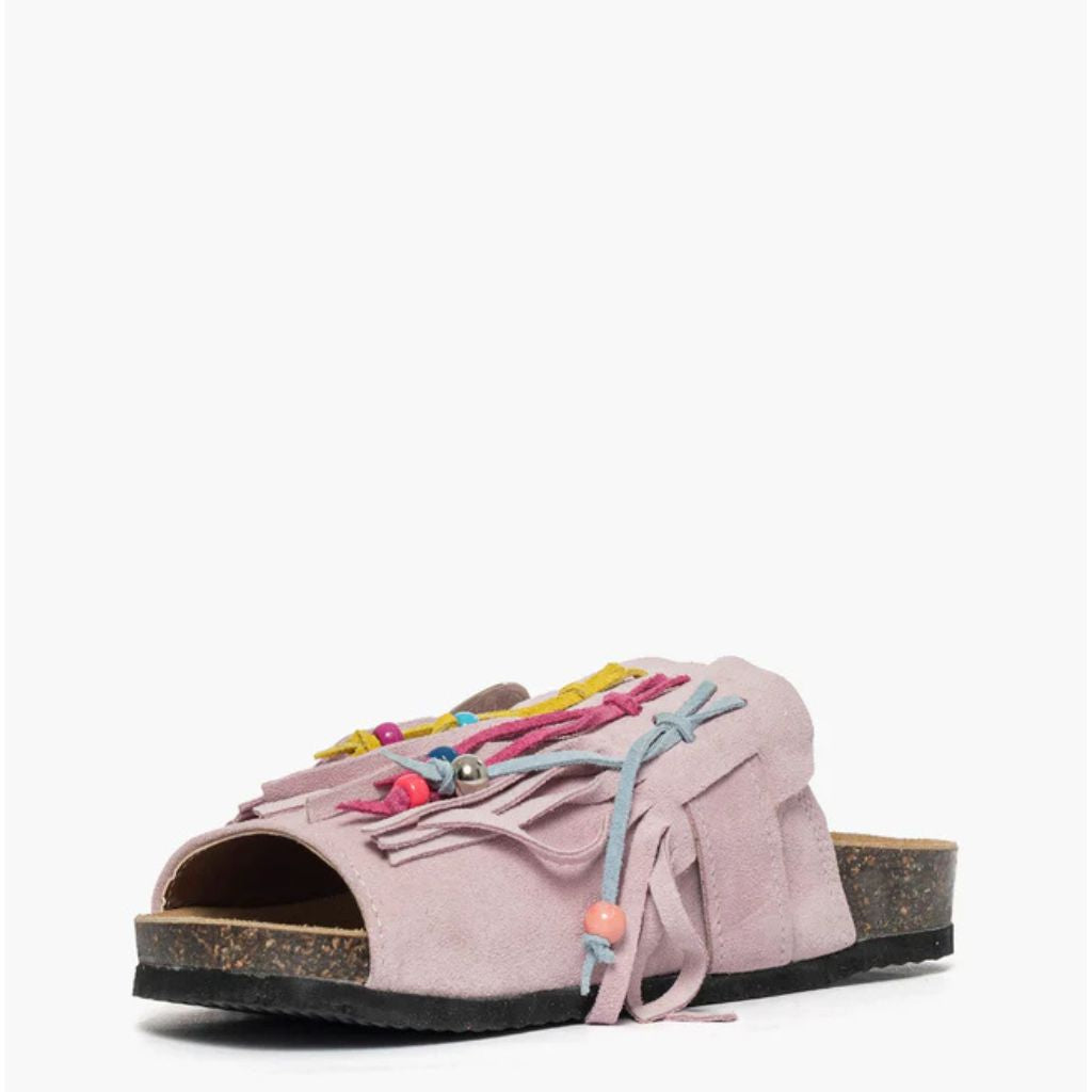 Sandalo open toe Gagliotta in camoscio rosa, maxi fibbia western e frange con perline colorate, suola sughero 4 cm.