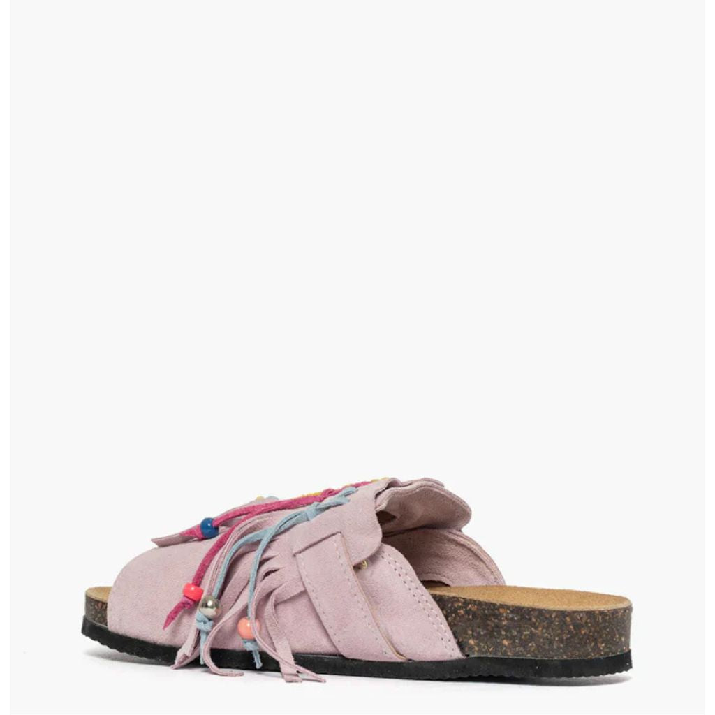 Sandalo open toe Gagliotta in camoscio rosa, maxi fibbia western e frange con perline colorate, suola sughero 4 cm.