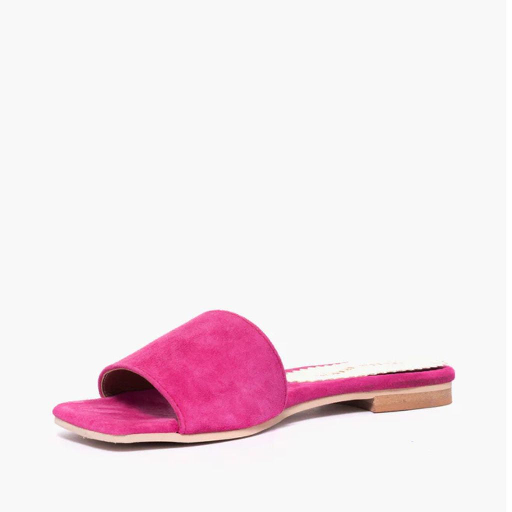 Ciabatta flat Gagliotta in camoscio fucsia, design minimal, tacco basso 2 cm.